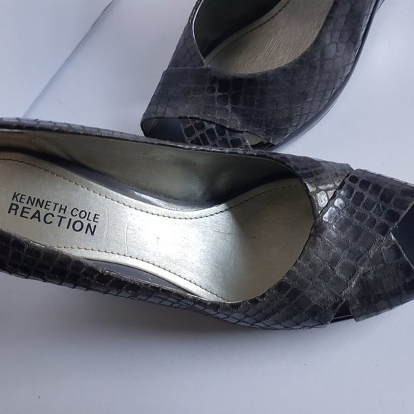 - Kenneth Cole Reaction Size 6.5 Wege Grey Heels Women's Shoes - Picture 2 of 7